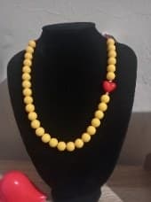 Collar Amarillo Con Pasador Corazon Rojo