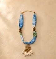 Collar De Tela Celeste Con Dije De Caracoles